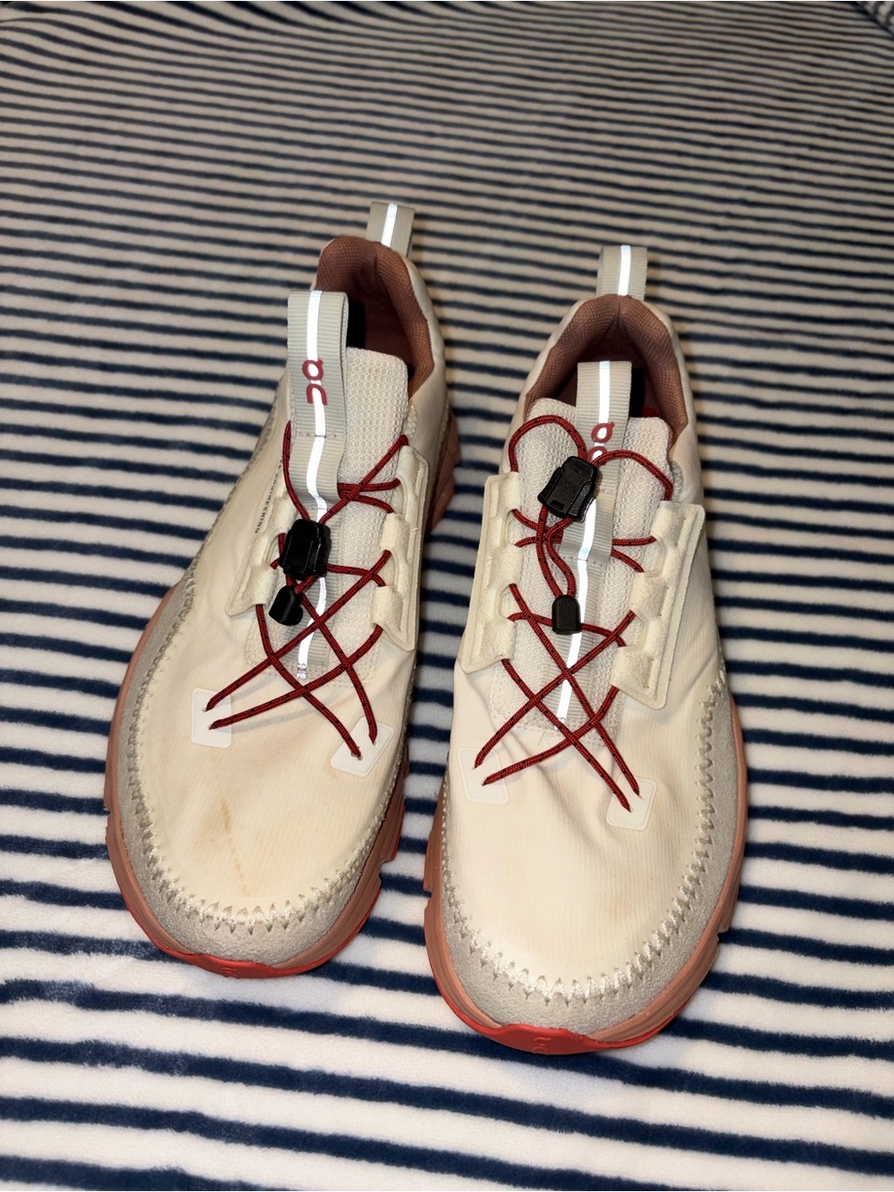 Oncloud Womens Cloudnova Sneakers in Cream with Red Laces